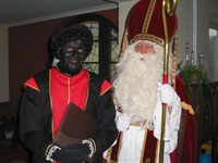 De N-VA Sint en Piet staan klaar om de kinderen een bezoekje te brengen.