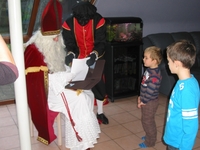 Piet assisteert de Sint met de administratie.