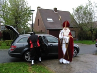 De N-VA Sint en Piet bij de Sinterklaasmobiel.
